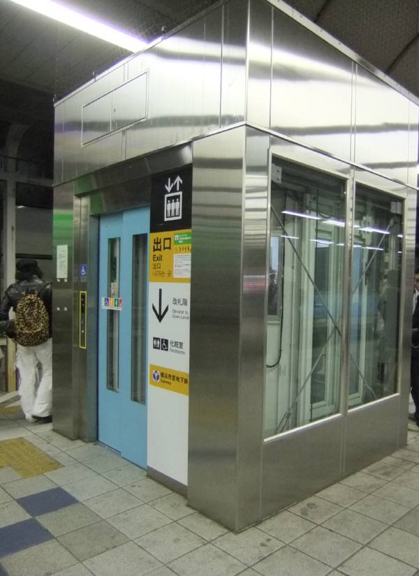 駅のエレベーター